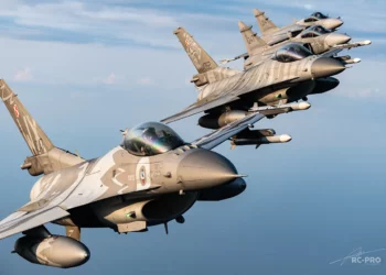 Dos F-16 polacos liderando dos Gripens suecos. (Crédito de la imagen: Rich Cooper)