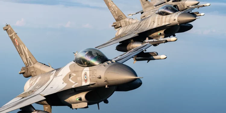 Dos F-16 polacos liderando dos Gripens suecos. (Crédito de la imagen: Rich Cooper)