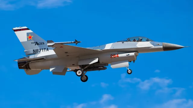 Un F-16 israelí avistado con camuflaje de Su-57 Felon