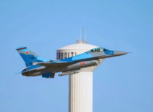 Caza israelí F-16 adopta patrón visual de Su-57 para combate