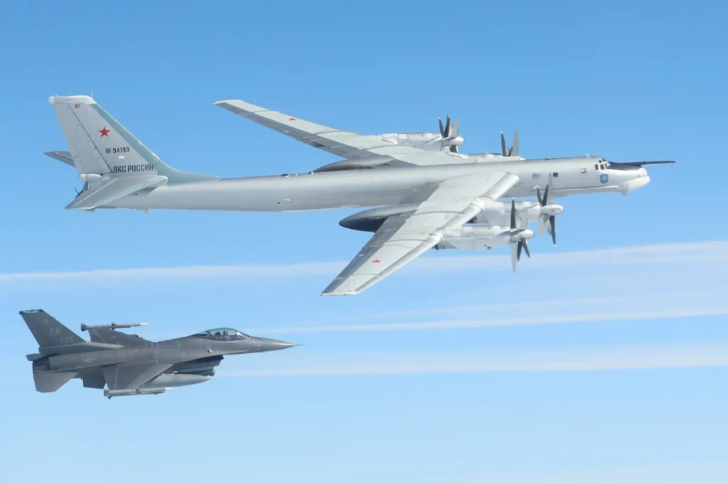 El avión de combate F-16 Fighting Falcon del Comando de Defensa Aeroespacial de América del Norte (NORAD) identificó e interceptó positivamente un avión militar ruso Tu-95 sobre el mar de Bering, el 22 de julio de 2025. (Foto del Departamento de Defensa de EE. UU.) 
