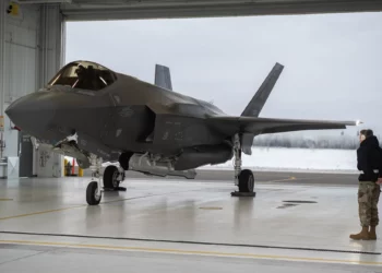 Un F-35A Lightning II asignado al 355º Escuadrón de Cazas espera el despegue en un refugio contra el clima en la Base de la Fuerza Aérea Eielson, Alaska, el 13 de noviembre de 2024. Durante los meses de invierno, las temperaturas en el interior de Alaska a menudo alcanzan los 20 grados bajo cero, lo que desafía a los jefes de equipo a mantener y sostener uno de los activos más valiosos de la Fuerza Aérea de los EE. UU. en una de las regiones más frías del mundo. (Foto de la Fuerza Aérea de EE. UU. por el aviador de 1ª clase Spencer Hanson)