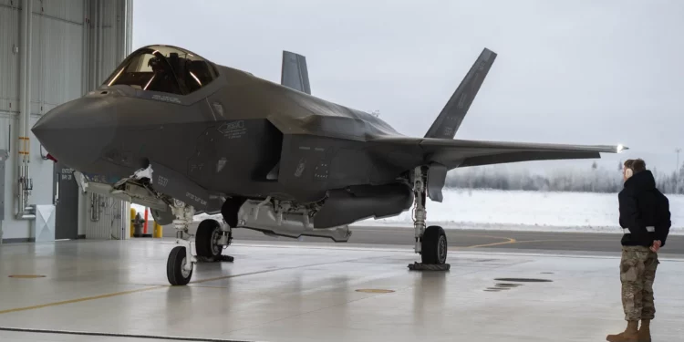Un F-35A Lightning II asignado al 355º Escuadrón de Cazas espera el despegue en un refugio contra el clima en la Base de la Fuerza Aérea Eielson, Alaska, el 13 de noviembre de 2024. Durante los meses de invierno, las temperaturas en el interior de Alaska a menudo alcanzan los 20 grados bajo cero, lo que desafía a los jefes de equipo a mantener y sostener uno de los activos más valiosos de la Fuerza Aérea de los EE. UU. en una de las regiones más frías del mundo. (Foto de la Fuerza Aérea de EE. UU. por el aviador de 1ª clase Spencer Hanson)