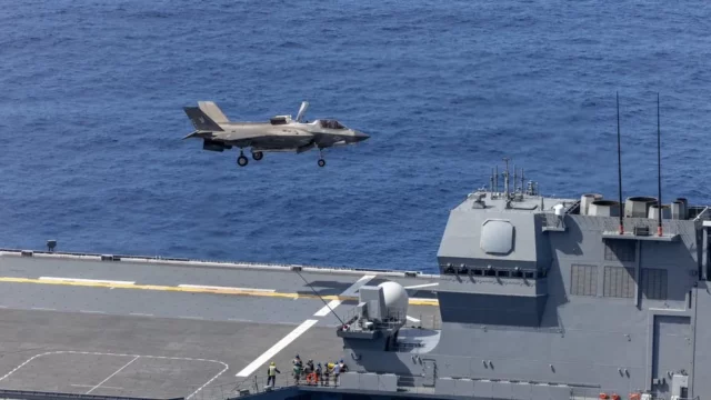 Cazas F-35B británicos y estadounidenses aterrizan en el JS Kaga de Japón