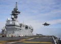 Un F-35B Lightning II ejecuta un aterrizaje vertical a bordo del destructor multifuncional JS Kaga (DDH 184) de la clase Izumo de Autodefensa Marítima de Japón durante la prueba de desarrollo el 2 de noviembre de 2024 en el océano Pacífico oriental. (Crédito de la imagen: F-35 Lightning II Pax River ITF / Dane Wiedmann)