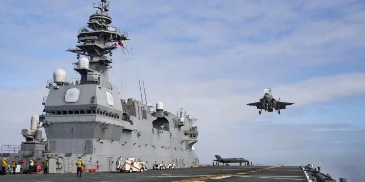 Un F-35B Lightning II ejecuta un aterrizaje vertical a bordo del destructor multifuncional JS Kaga (DDH 184) de la clase Izumo de Autodefensa Marítima de Japón durante la prueba de desarrollo el 2 de noviembre de 2024 en el océano Pacífico oriental. (Crédito de la imagen: F-35 Lightning II Pax River ITF / Dane Wiedmann)