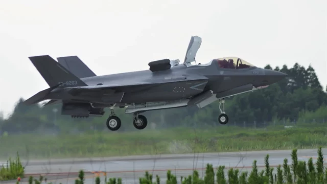 Los primeros F-35B japoneses llegan a la base aérea de Nyutabaru