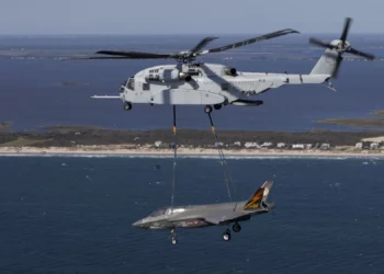 El primer F-35B transportado por un CH-53K será retirado