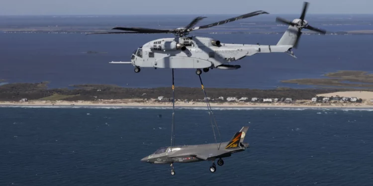 El primer F-35B transportado por un CH-53K será retirado