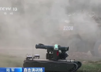 China despliega drones terrestres con lanzacohetes