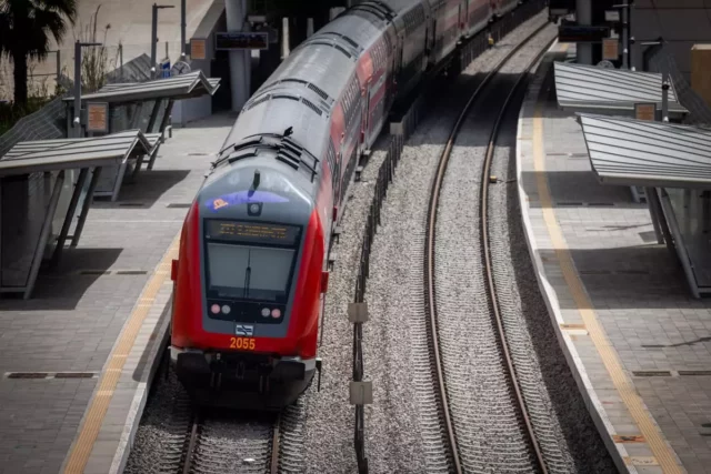 Israel retira vagones de defensa y reabre línea ferroviaria hacia Sderot