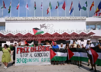 Pancarta de “Alto al genocidio” al inicio del Festival de Cine de Venecia