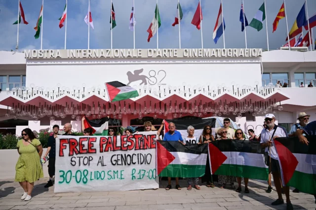 Pancarta de “Alto al genocidio” al inicio del Festival de Cine de Venecia