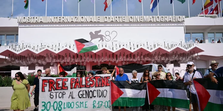 Pancarta de “Alto al genocidio” al inicio del Festival de Cine de Venecia