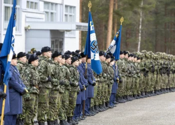 Finlandia eliminará la esvástica de la bandera de la fuerza aérea mientras se integra a la OTAN