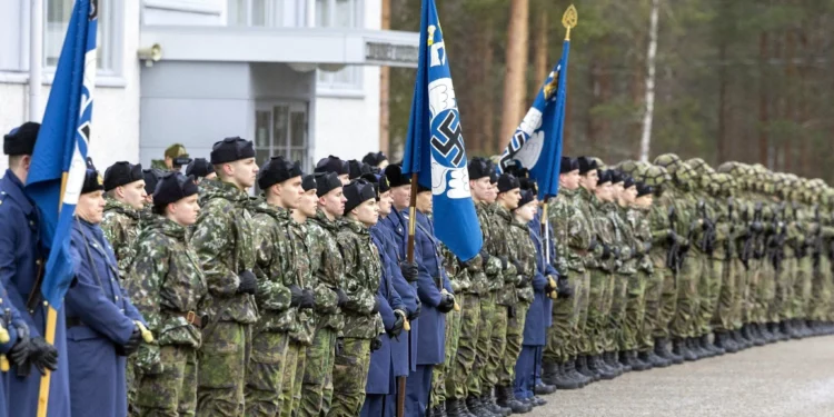 Finlandia eliminará la esvástica de la bandera de la fuerza aérea mientras se integra a la OTAN