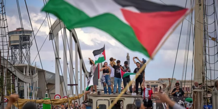 Una flotilla zarpa de Barcelona hacia Gaza en el mayor intento de romper el bloqueo israelí