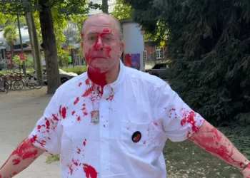 Activistas que colgaban carteles de rehenes fueron atacados con pintura roja en Frankfurt 