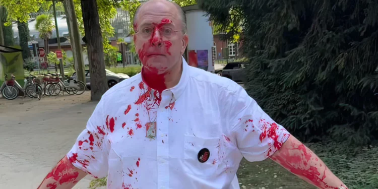 Activistas que colgaban carteles de rehenes fueron atacados con pintura roja en Frankfurt