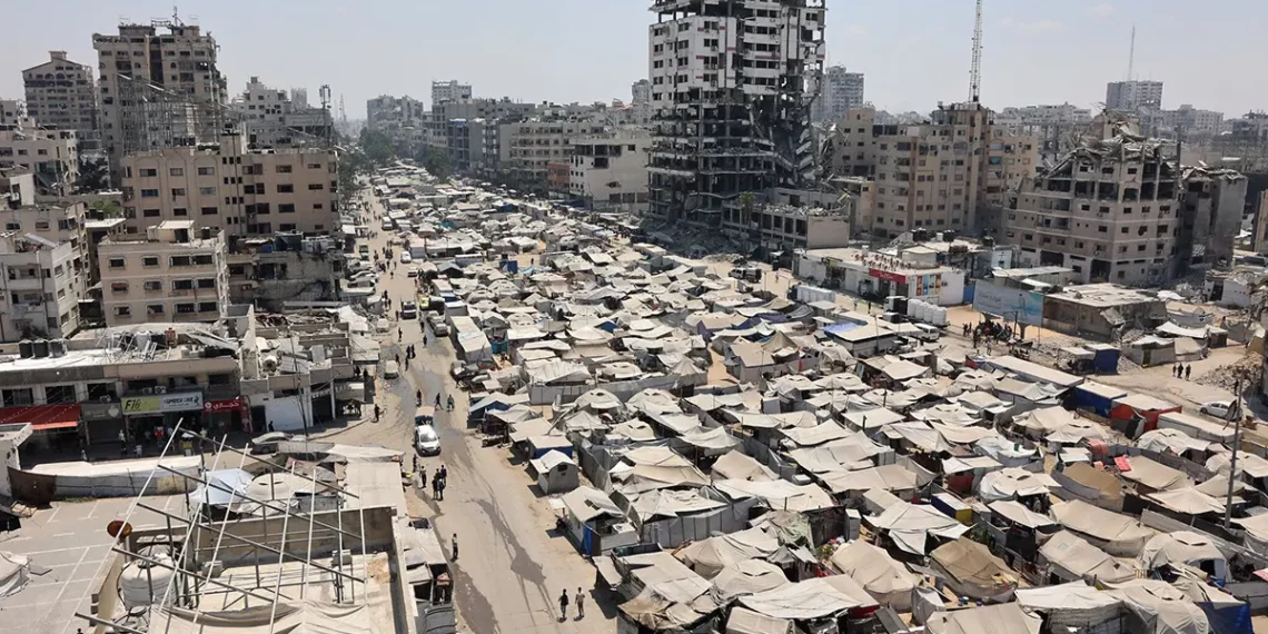 Una foto tomada el 18 de agosto de 2025 muestra tiendas de campaña que albergan a palestinos desplazados en la ciudad de Gaza. (Omar AL-QATTAA / AFP)