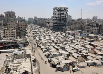 Una foto tomada el 18 de agosto de 2025 muestra tiendas de campaña que albergan a palestinos desplazados en la ciudad de Gaza. (Omar AL-QATTAA / AFP)