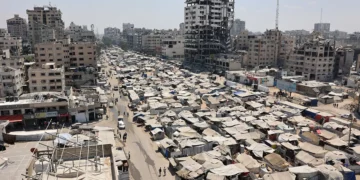 Una foto tomada el 18 de agosto de 2025 muestra tiendas de campaña que albergan a palestinos desplazados en la ciudad de Gaza. (Omar AL-QATTAA / AFP)
