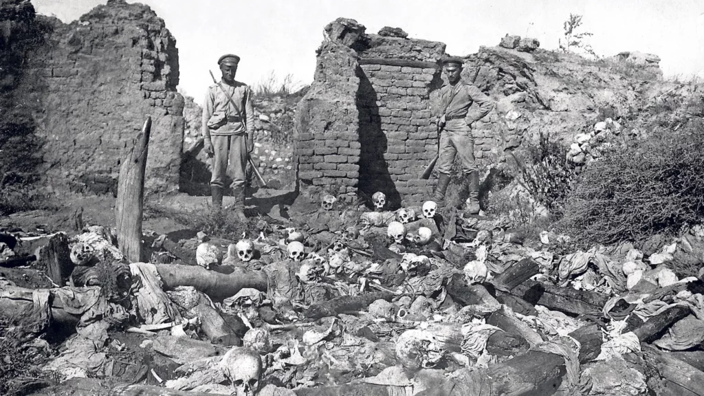 Soldados rusos fotografiados en la aldea armenia de Sheykhalan (también deletreado Sheyxalan) durante el Genocidio Armenio, 1915. La fotografía es una de las 62 descubiertas en un álbum llamado “Álbum de refugiados” publicado en Tiflis en 1917. (Dominio público/Gobierno de EE. UU.) 