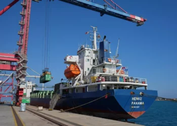 Barco con cientos de toneladas de ayuda alimentaria para Gaza se acerca al puerto de Ashdod