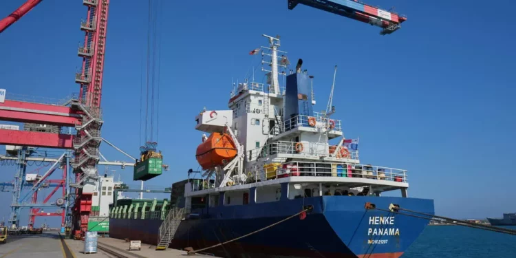 Barco con cientos de toneladas de ayuda alimentaria para Gaza se acerca al puerto de Ashdod