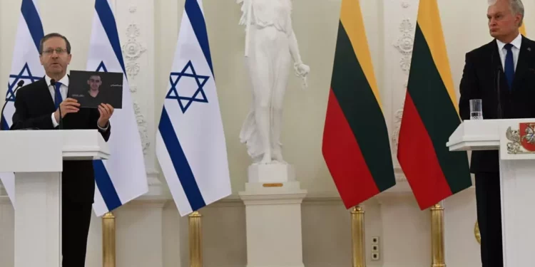 Liberación de rehenes es clave para resolver la crisis en Gaza: dice Herzog en visita a Vilna