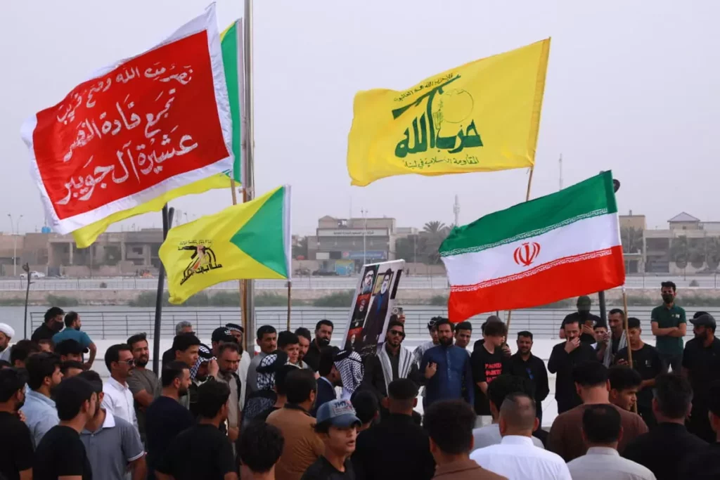Simpatizantes de las Brigadas de Hezbolá de Irak asisten a una reunión para condenar el ataque de Israel contra Irán en la ciudad de Nasiriyah, en la provincia de Dhi Qar, en el sur de Irak, el 19 de junio de 2025. (Foto de Asaad NIAZI / AFP) 