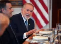 Huckabee compara oposición de Starmer a Israel con rendición ante Hitler