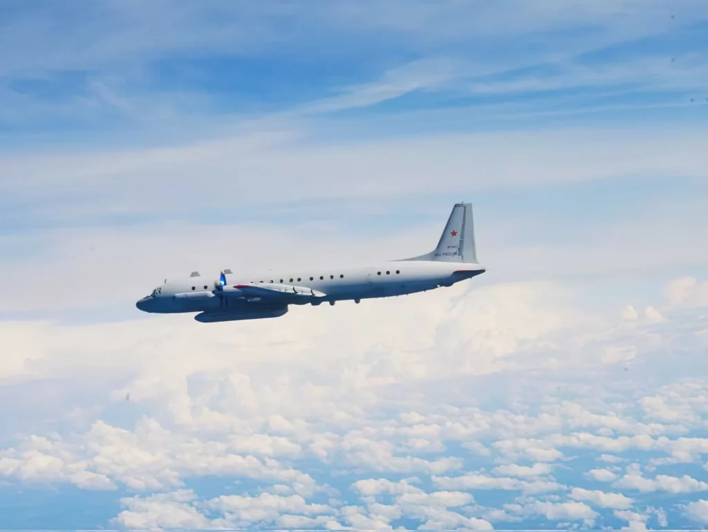 Los F-16 de USAF persiguen un Il-20M ruso sobre el Ártico