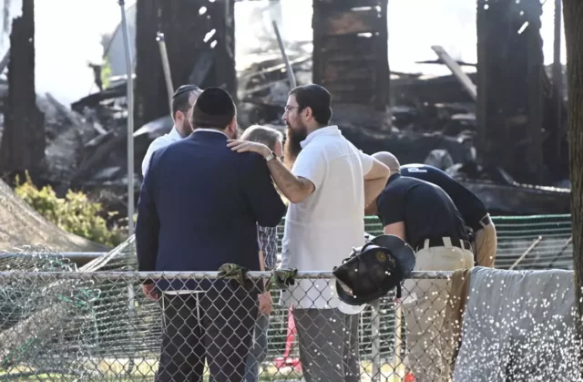 Rabino y su familia escapan del incendio que destruye sinagoga histórica de Nueva Jersey