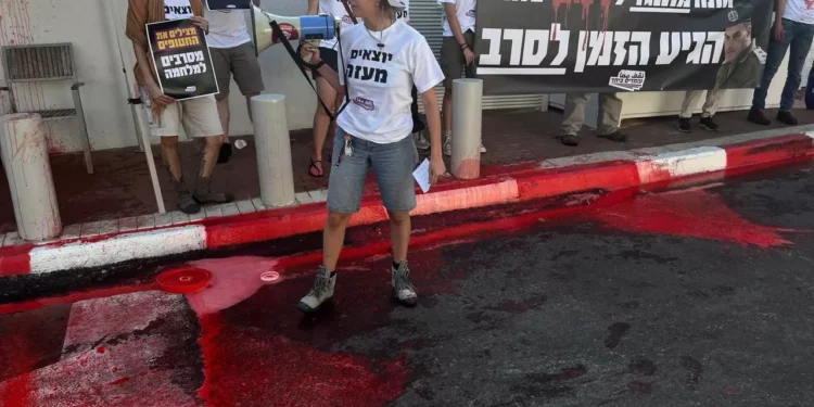Manifestantes de izquierda vierten pintura roja frente a la casa del jefe de las FDI
