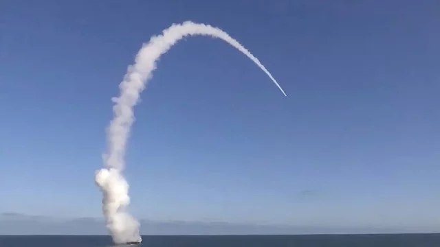 Rusia lanza misiles Kalibr y Uran en el mar de Japón