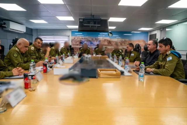 Katz visita el Comando Sur de las FDI para repasar los planes de batalla en Gaza