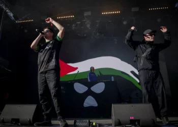 El grupo irlandés Kneecap desafía a detractores con cánticos de “Palestina libre” en París