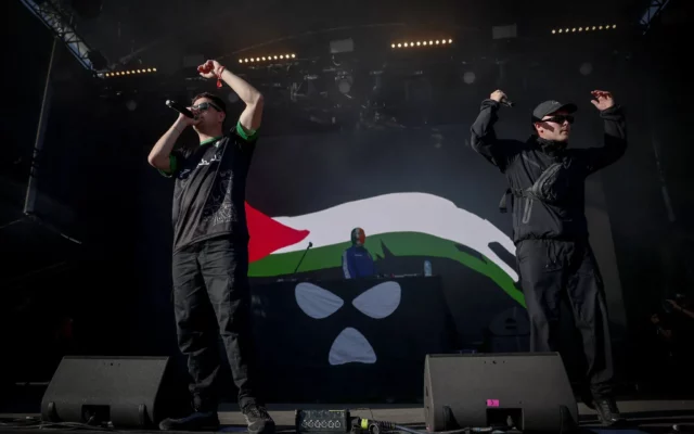 El grupo irlandés Kneecap desafía a detractores con cánticos de “Palestina libre” en París