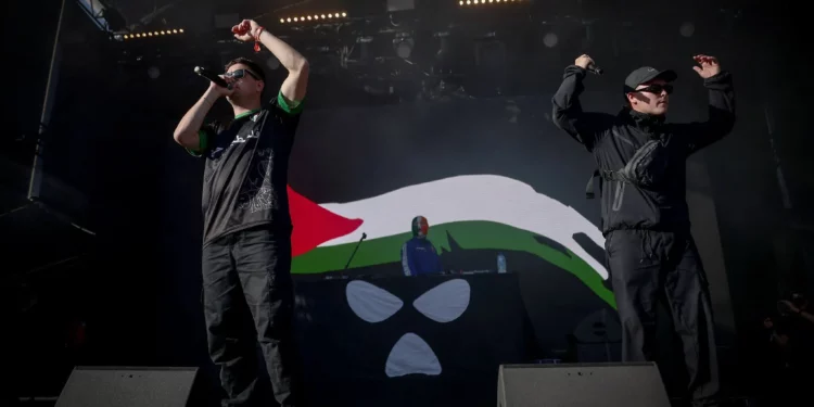 El grupo irlandés Kneecap desafía a detractores con cánticos de “Palestina libre” en París
