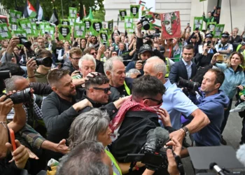 Miembro de Kneecap comparecerá en Londres por exhibir bandera de Hezbolá
