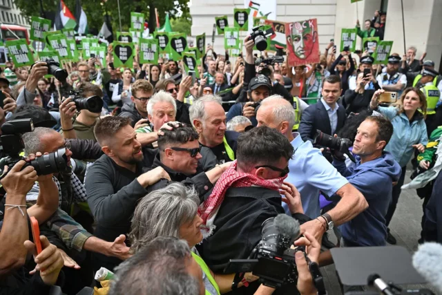 Miembro de Kneecap comparecerá en Londres por exhibir bandera de Hezbolá