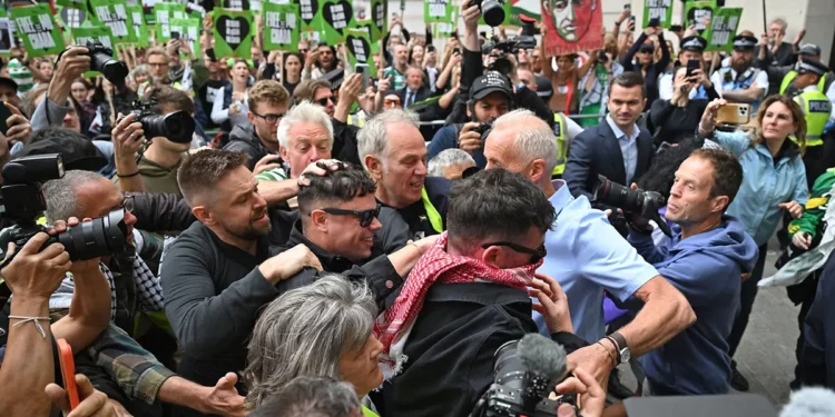Miembro de Kneecap comparecerá en Londres por exhibir bandera de Hezbolá