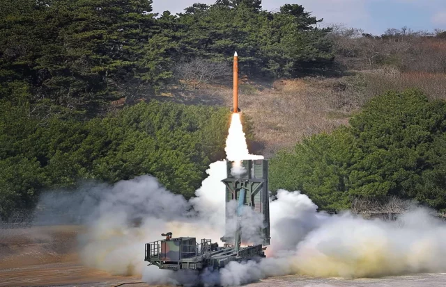 Corea del Sur presenta misil aire-aire L-SAM para defensa antiaérea