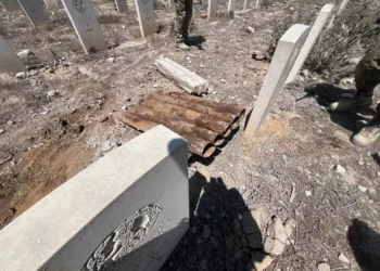 Tropas vuelan túnel de la ciudad de Gaza y hallan lanzacohetes en el cementerio