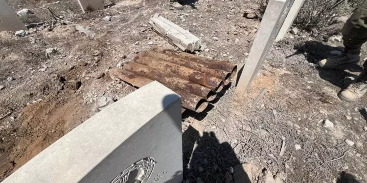Tropas vuelan túnel de la ciudad de Gaza y hallan lanzacohetes en el cementerio
