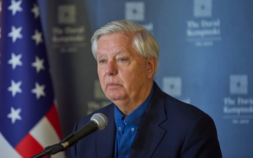 El senador estadounidense Lindsey Graham habla en una conferencia de prensa en Tel Aviv el 28 de agosto de 2025. (AP Foto/Ohad Zwigenberg) 