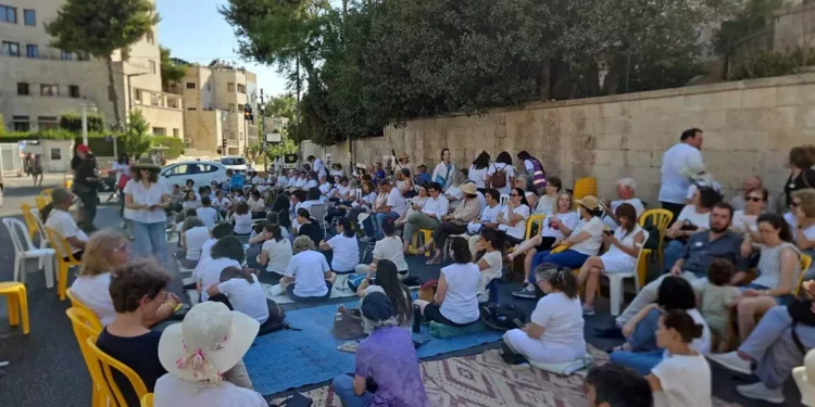 Familiares de rehenes exigen su retorno frente a la residencia del primer ministro