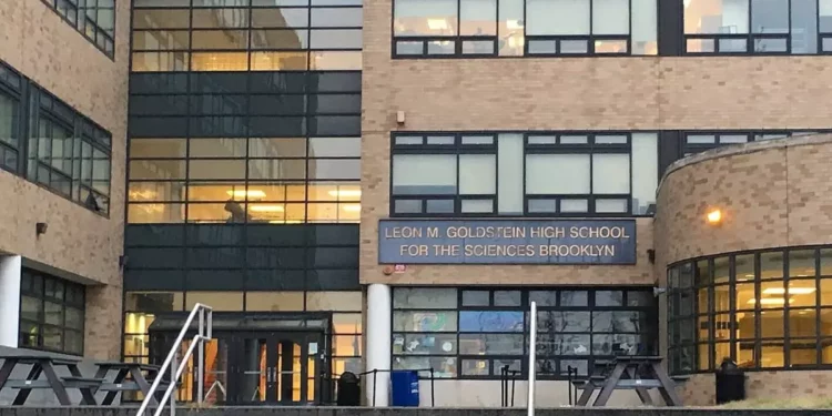 Mujer estadounidense acusada de amenaza terrorista en instituto de NY con alumnos “sionistas”