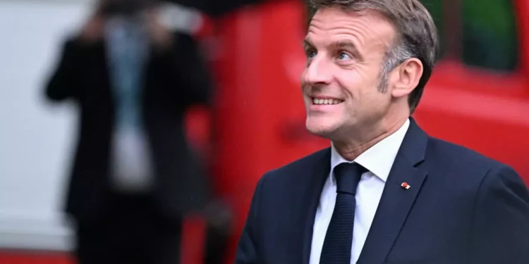 El presidente francés, Emmanuel Macron, llega a las conversaciones con el canciller alemán Friedrich Merz (no aparece en la foto) en Villa Borsig, la casa de huéspedes del Ministerio de Relaciones Exteriores de Alemania, en Berlín, Alemania, el 23 de julio de 2025. (RALF HIRSCHBERGER / AFP)